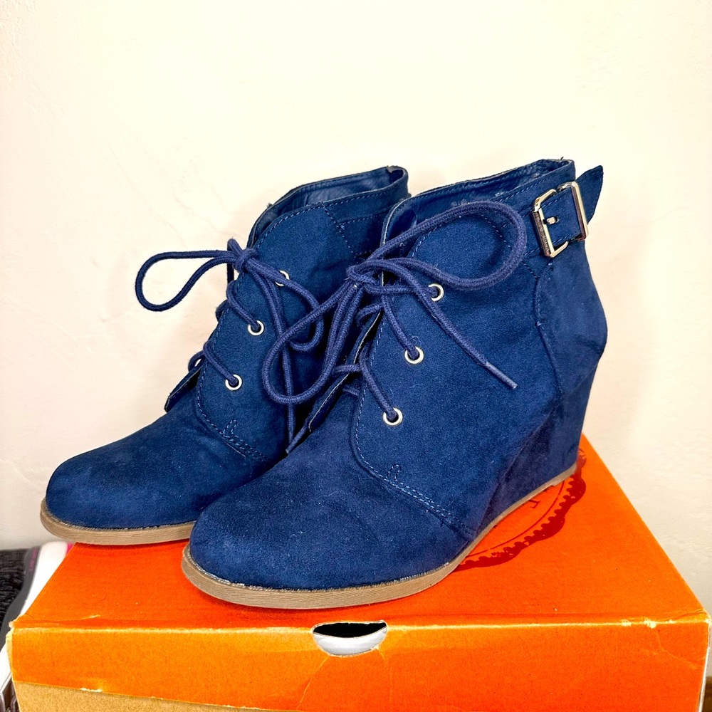SO navy wedge boots 8